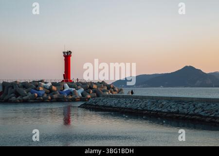 Sonnenuntergang am Goraebul Beach in Yeongdeok, Korea Stockfoto