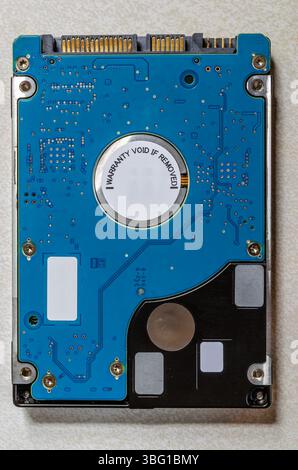 2,5 Zoll verwendete generische interne Festplatte, zeigt digitale Schaltkreise Stockfoto