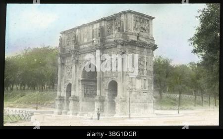 Der Konstantinsbogen, der größte alte Triumphbogen, steht zwischen dem Kolosseum und dem Palatin in Rom. Ein Mann steht neben dem Bogen auf dem Foto, das während der Europatour der Arrases 1913 aufgenommen wurde. Die Rutsche zeigt den Bogen als heiliges und triumphales Denkmal aus dem Jahr 315 n. Chr Stockfoto