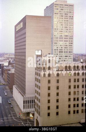 Das Foto aus dem Jahr 1983 zeigt das Gebäude der Ohio State Federal Bank mit dem Sheraton Hotel im Hintergrund, das aus dem WTVN-Funkgebäude stammt. Stockfoto