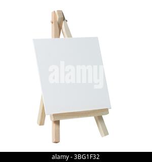 Hölzerne Staffelei mit leerer Leinwand isoliert Stockfoto