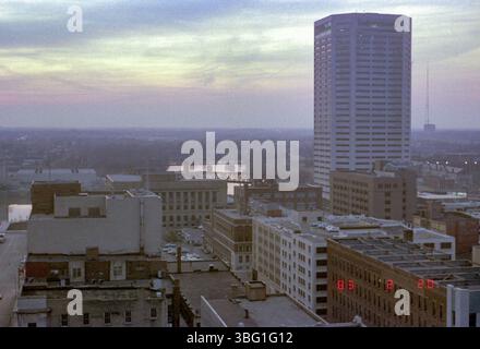 Ein Foto aus dem Jahr 1983, das das Flussufer in der Innenstadt von Columbus bei Sonnenaufgang zeigt, mit Blick vom WTVN-Funkgebäude. Stockfoto