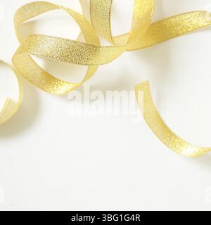 Lockiges Goldband isoliert auf weißem Hintergrund Stockfoto