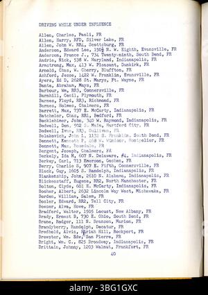 Die Ausgabe vom März 1940 des Indiana Law Enforcement Digest bietet einen Überblick über die Rolle der Indiana State Police, verschiedene Büros, Kriminalstatistiken und eine Liste gesuchter Personen. Es handelt sich um ein historisches Dokument, das Einblicke in die Bemühungen der Strafverfolgungsbehörden während dieses Zeitraums bietet. Stockfoto