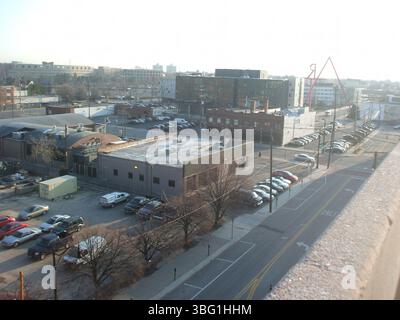 Luftaufnahmen der East Gay Street in Columbus, Ohio, am 29. März 2013, zeigen bedeutende Sehenswürdigkeiten wie das Continental Centre in der 150 East Gay Street, das Ohio Bell Building in der 111 North 4th Street und die Nachbarschaft Launch Condominiums. Ebenfalls zu sehen sind die East Gay Street 306, in der Stewart Jaffy & Associates untergebracht ist, und die frühen Bauphasen für den Wohnkomplex in der Normandie. Stockfoto