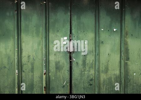 Alte rostigen Metall grüne Tür Textur Hintergrund Stockfoto