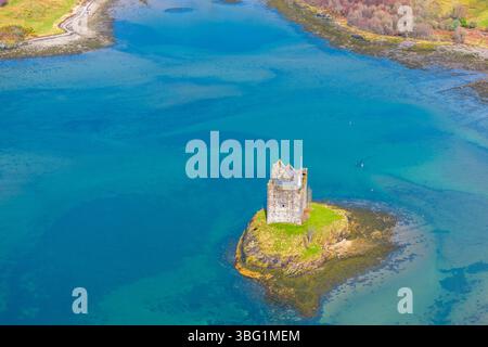 Castle Stalker ein Turmhaus aus dem 15. Jahrhundert auf einer Gezeiteninsel auf Loch Laich, Portnacroish, Großbritannien, Schottland, Großbritannien, Highlands, Britisch Stockfoto