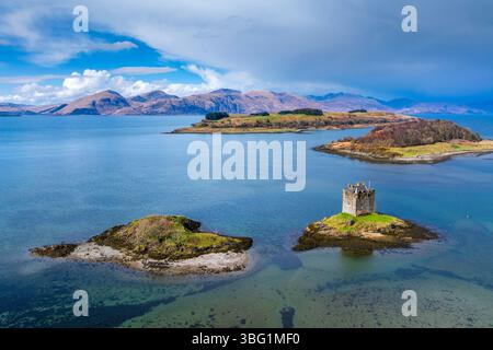 Castle Stalker ein Turmhaus aus dem 15. Jahrhundert auf einer Gezeiteninsel auf Loch Laich, Portnacroish, Großbritannien, Schottland, Großbritannien, Highlands, Britisch Stockfoto