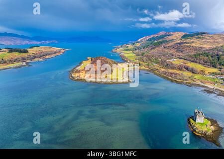 Castle Stalker ein Turmhaus aus dem 15. Jahrhundert auf einer Gezeiteninsel auf Loch Laich, Portnacroish, Großbritannien, Schottland, Großbritannien, Highlands, Britisch Stockfoto