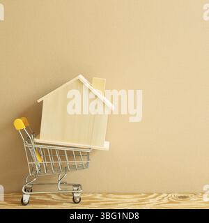 Hausmodell im Warenkorb. Immobilien Kauf eines Hauses Konzept. Kopieren Raum Stockfoto