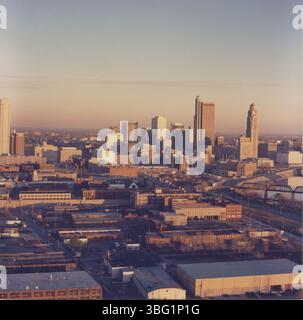 Dieses Luftbild aus dem Jahr 1981 zeigt das Ohio Penitentiary, den Early Arena District und den Bau des Veterans Memorial aus Süd-Südost-Perspektive. Stockfoto