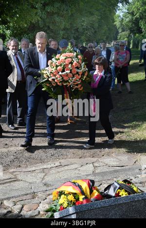 Zatec, Tschechische Republik. Juni 2025. Birgit Unfug, Vertreterin des Heimatverbandes Saaz in München, hat heute, am Dienstag, den 3. Juni 2025, anlässlich des 80. Jahrestages der Nachkriegsgewalt in der überwiegend von Deutschen bewohnten Region, in Zatec Blumen gelegt. Quelle: LIBOR Zavoral/CTK Photo/Alamy Live News Stockfoto