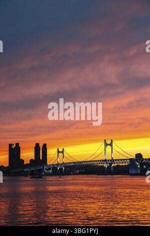 Gwangan Brücke und Meer, Dämmerung Sonnenuntergang in Busan, Korea Stockfoto