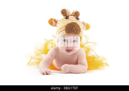 Isoliert auf weißem, glücklichem, weißem Mädchen im Hirschkostüm Stockfoto
