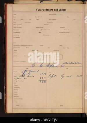 Diese Bestattungsakte von 1916 bis 1920 von Charles C. Siferd Undertaking Company erfasst detaillierte Bestattungsvorkehrungen einschließlich des Namens des Verstorbenen, des Geburts- und Sterbedatums und der Details des Sarges. Stockfoto