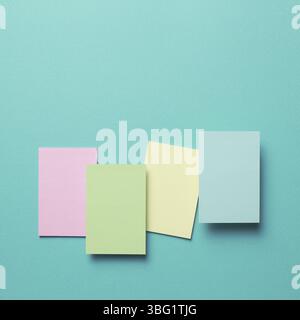Bunte Merkzettel, Haftnotizen auf Minze Hintergrund Stockfoto