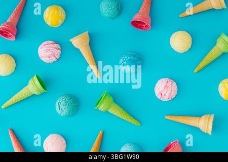 Trendiges farbenfrohes Muster aus verschiedenen Eiskegeln und Eiskugeln auf hellblauem Hintergrund. Minimales Sommerkonzept. Leckere Idee für süßes Essen. Stockfoto
