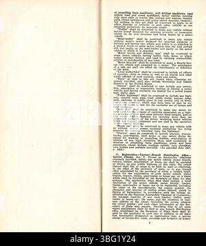Auf dieser Seite aus den Kraftfahrzeuggesetzen von Indiana von 1937 werden Zulassungen, Gebühren und Vorschriften in Bezug auf den Fahrzeugbetrieb und Straßenschilder in Indiana ausführlich beschrieben. Stockfoto