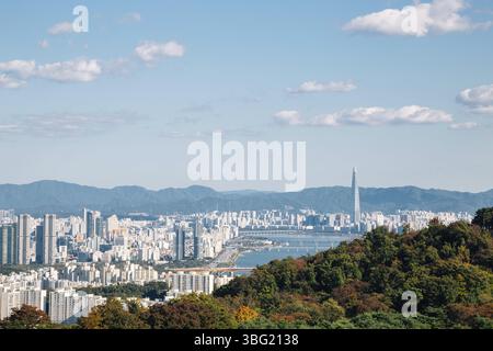 Panoramablick auf Seoul Stadt und Berge vom Namsan Turm in Seoul, Korea Stockfoto