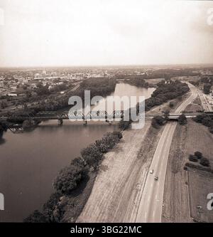 Diese Luftaufnahme aus dem Jahr 1984 zeigt den Scioto River östlich des Zusammenflusses mit dem Olentangy River in Richtung Norden und Westen und zeigt die Umgebung von Columbus. Stockfoto
