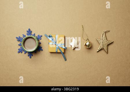 Weihnachtsschmuck und Geschenkbox auf braunem Hintergrund. Weihnachtsdekoration im Winter. Flach liegend, Draufsicht, Kopierbereich Stockfoto