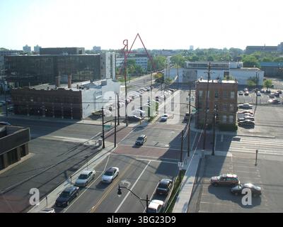 Luftaufnahme auf die East Gay Street mit Blick nach Westen, Norden und Osten von der Nähe der North 6th Street am 30. April 2010. Zu den Hauptmerkmalen gehören das Continental Centre, das Ohio Bell Building und das rote Backsteingebäude der East Gay Street von 306. Der Bau der Nachbarschaft Launch Eigentumswohnungen und die KUNSTSKULPTUR sind ebenfalls in den Bildern festgehalten. Stockfoto