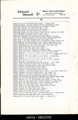 Das 1911 Rushville City- und Telefonverzeichnis bietet eine umfassende Liste der lokalen Unternehmen, Kirchen und Einwohner. Es enthält Werbung und bietet historische Informationen über das öffentliche Schulsystem und mehrere Kirchen in der Gegend. Stockfoto