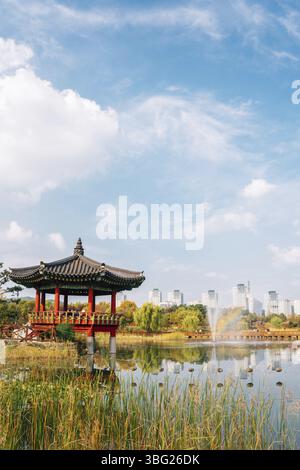 Hanbat Arboretum, Teich und traditioneller Pavillon im Herbst in Daejeon, Korea Stockfoto