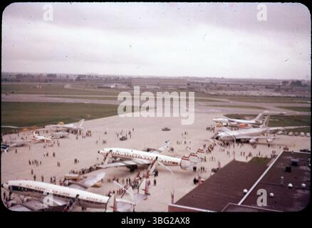 Passagiere, die in Port Columbus Flugzeuge besteigen, zeigen Reisende während der Einweihung des Flughafens. Dieses Bild fängt einen historischen Moment in den Anfängen der kommerziellen Luftfahrt ein. Stockfoto