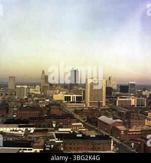 Ein Luftbild aus dem Jahr 1983, das den Nord- und Nordostblick in Richtung Innenstadt von Columbus vom Brewery District und anderen Orten im Süden zeigt, veranschaulicht das städtische Wachstum und die architektonische Entwicklung der Stadt. Stockfoto