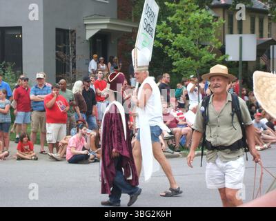 Die Doo Dah Parade 2011 war mit einer Vielzahl humorvoller Teilnehmer vertreten, wie der Anthony Weiner Kosher Hot Dog Brigade, Captain Ohio, Miss Ohio Roadkill und Batman. Außerdem nahmen das „OP Mobile“, die feinen Lügen-Tattoos und die Rocky Horror Fishnet Mafia an der Parade Teil. Diese exzentrische Tradition des Unabhängigkeitstags wird seit 1984 im Short North District von Columbus gefeiert. Stockfoto