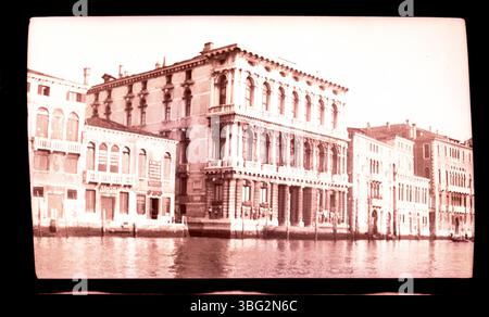 1913 wurde der Ca' Vendramin Calergi, ein historischer palazzo entlang des Canale Grande, fotografiert. Das Gebäude ist als Ort bekannt, an dem der Komponist Richard Wagner 1883 starb. Die Arrasen besuchten Venedig während ihrer Europatour und nahmen verschiedene Stätten, einschließlich dieses palazzo, in ihrer Fotosammlung auf. Stockfoto
