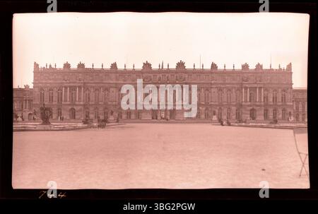 Ein Foto von 1913 der Fassade des Schlosses von Versailles in Frankreich, aufgenommen während der Europatour der Familie Arras. Das Foto zeigt das großartige architektonische Design des Palastes und die Größe des Gebäudes. Die Familie Arras nahm während ihrer Reise verschiedene architektonische Sehenswürdigkeiten ein. Stockfoto