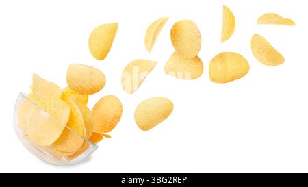 Leckere knusprige Kartoffelchips, die in eine Schüssel auf weißem Hintergrund fallen Stockfoto