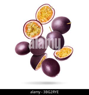 Köstliche reife Passionsfrüchte auf weißem Hintergrund Stockfoto