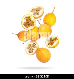 Köstliche reife Passionsfrüchte auf weißem Hintergrund Stockfoto