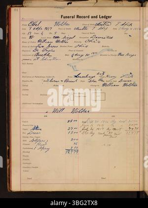 Dieser Bucheintrag der Charles C. Siferd Undertaking Company beschreibt die Beerdigungen, die zwischen 1916 und 1920 durchgeführt wurden, und dokumentiert den Namen des Verstorbenen, die Sterbedaten, die Beerdigungskosten und den Schatulentyp. Stockfoto