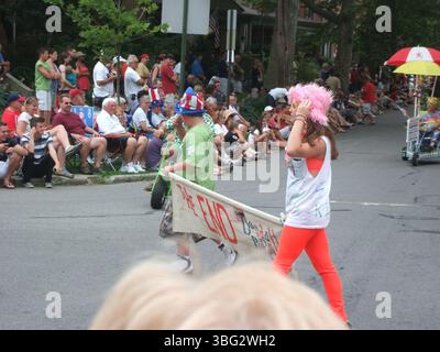 Die Doo Dah Parade 2011, die am 4. Juli 2011 in Columbus (Ohio) stattfand, enthielt verschiedene humorvolle und satirische Gruppen, darunter die Anthony Weiner Kosher Hot Dog Brigade, Captain Ohio, Batman und die Rocky Horror Fishnet Mafia. Die Parade, die auf der Neil Avenue und der West 2nd Avenue stattfand, begann 1984 als Tradition des Unabhängigkeitstages im Short North. Stockfoto