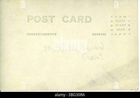 Postkarte aus dem Jahr 1923 mit der Darstellung des Harding-Trauerzuges, mit einer Dampflokomotive, die mit dem Bild des Präsidenten und den Grabdekorationen geschmückt ist. Stockfoto