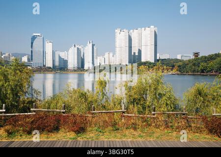 Blick auf moderne Wolkenkratzer und den Gwanggyo Lake Park im Herbst in Suwon, Korea Stockfoto