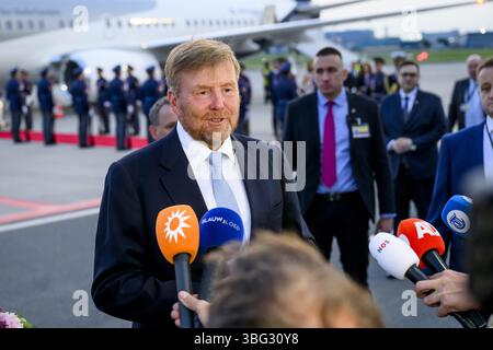 Praag, Niederlande, 2025 2011-06-03 21:05:02 PRAG, 03-06-2025, Flughafen Václav Havel PragueKönig Willem Alexander und Königin Máxima besuchen die Tschechische Republik auf Einladung des Präsidenten. FOTO: NLBeeld/Patrick van EmstIn dem Foto: Ankunft des Königspaares am Flughafen Václav Havel Prag. Der König gibt eine kurze Erklärung zur politischen Lage in den Niederlanden. Kredit: NL Beeld / Patrick van EMST Stockfoto