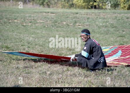 Ein japanischer Kiteflier wird auf dem Boden mit seinem Drachen während der Central Ohio Kitefliers Association 1983 dargestellt. Viele Kite-Enthusiasten aus Japan nahmen an der Convention in Dublin Teil und stellten verschiedene Kite-Designs und -Techniken vor. Stockfoto
