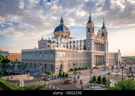 Madrid, Spanien - Mai 31 2025: Die Kathedrale der Heiligen Maria der Königlichen von Almudena (auch bekannt als Almudena-Kathedrale), von Nordwesten aus gesehen. Stockfoto