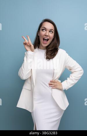 Emotional selbstbewusste junge Brünette Geschäftsfrau, die einen Finger über eine Idee zeigt Stockfoto