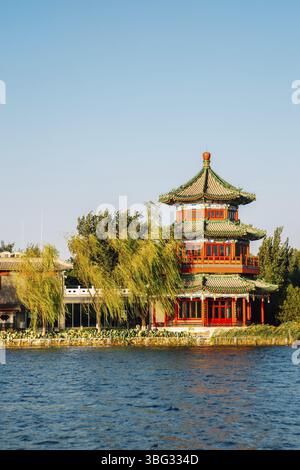 Shichahai Houhai See und traditioneller chinesischer Pavillon in Peking, China, Asien Stockfoto