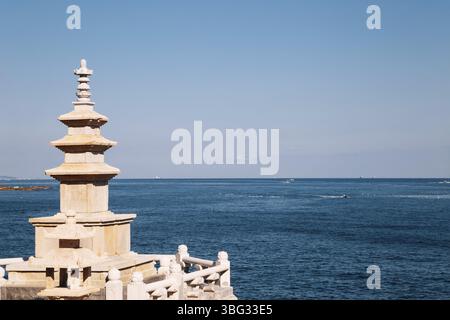 Steinturm mit blauem Ozean am Haedong Yonggungsa Tempel in Busan, Korea Stockfoto
