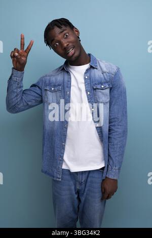 Hübscher afrikanischer Mann mit lockigen Haaren in Jeansjacke Stockfoto