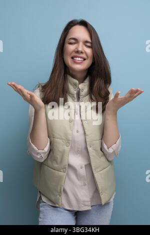 Emotional positive brünette junge Frau im lässigen Stil Stockfoto
