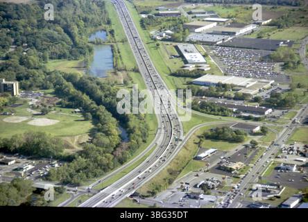 Diese aus der Vogelperspektive von 1985 zeigt die Interstate 70 und den Alum Creek Drive auf der Ostseite von Columbus, Ohio. Der Fokus des Bildes ist Devry am 1350 Alum Creek Drive, mit umliegenden Straßen und Stadtentwicklung im Hintergrund. Stockfoto