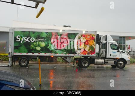 Redaktionelle Verwendung Nur Am 31. Mai 2025. St. Petersburg, FL, USA. Sysco Sattelzug und Anhänger parken in der Nähe des Piers. Regen am frühen Morgen. Sysco Stockfoto
